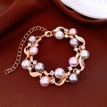 Dettaglio del bracciale dorato con perle bianche rosa grigie e strass scintillanti - Bracciale di Perle Rosa e Grigie con Foglia d'Oro (HB5185)