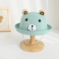 Vista detallada de un sombrero de paja verde menta con cara de oso para niños - Sombrero / Azul claro