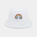 Dettaglio cappello alla pescatora in peluche bianco con ricamo arcobaleno e soffice - Bianco / M (56-58cm)