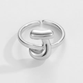 Detailsicht eines silbernen verstellbaren Rings mit minimalistischem Buchstaben J - Buchstabe J
