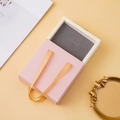 Portagioie a cassetto rosa con manico in nastro arancione e interno in velluto grigio - Prodotto Finito Piegato / Rosa (Senza Logo)