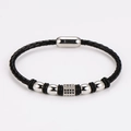 Vista detallada de pulsera de cuero trenzado con cuentas plateadas y circonitas negras - Color Acero