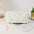 Primer plano del estuche de tela crema con flores amarillas y textura de burbujas suave - Floral Amarillo