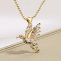 Collana colibrì dorata con cristalli trasparenti e colorati su una catena a palline - Oro Corpo Rosso Ali Colorate Catena a Sfere