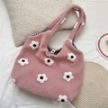 Détail du sac cabas rose en peluche avec broderie florale et doublure à carreaux - Fleur Rose
