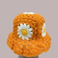 Handgefertigter orangefarbener Häkelhut mit weißem Gänseblümchen-Muster für Damen - M (56-58cm) / Oranger Gänseblümchen-Hut