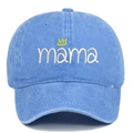 Dettaglio del ricamo mama bianco con corona gialla su berretto da baseball blu lavato - Taglia unica / Azzurro