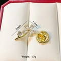 Nahaufnahme einer 2,0cm Gold-Blumenbrosche mit Kristallen auf einer Schmuckschatulle - Goldene Miniblume C184