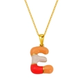 Collier à pendentif lettre E avec émail coloré et chaîne dorée brillante - Style Lettre E Rouge Orange Blanc (S640G-001-E)