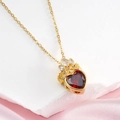 Collana in titanio con ciondolo a cuore rubino e corona dorata, vista variante - Oro Rosso