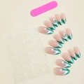 Detalle de uñas postizas de almendra navideñas con puntas verdes brillantes y copos - Estilo de Gorro de Navidad Verde (XH-13-06)
