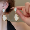 Boucles d'oreilles gouttes dorées élégantes avec incrustations de nacre blanche - Style Pendentif Goutte Doré en Nacre Irisée (100#) / Blanc