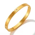 Bracciale rigido dorato in acciaio inossidabile con stelle incise e zirconi bianchi - Bracciale Rigido Dorato con Quattro Stelle e Zircone (KAS822)