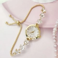 Détail du bracelet de montre doré en forme de feuille avec strass et fermoir réglable - Or Blanc