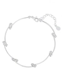 Dettaglio macro del bracciale a nodi con perline argentate e chiusura a moschettone - Argento