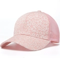 Rosa Mesh-Baseballkappe für Damen mit filigranen weißen Blumenstickereien verziert - Rosa