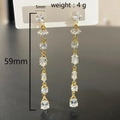 Dettaglio ravvicinato che mostra la lunghezza di 59mm e il peso di 4g degli orecchini oro - Oro