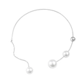 Dettaglio del girocollo in metallo argento con perle bianche e una sottile catena a nappa - Girocollo di perle / Color Acciaio