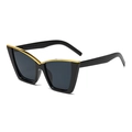 Occhiali da sole cat-eye neri con bordo in metallo dorato e lenti grigio scuro - Montatura Nera Lenti Grigie