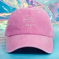 Dettaglio del cappellino rosa in cotone lavato con stampa grafica bianca LIFE IS BETTER - Rosa