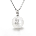 Collana in acciaio argento con ciondolo di perla bianca tonda con rilievo di un viso - Stile in Rilievo con Contorno del Viso (KP41781-K)
