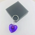 Detail van paarse hartvormige acryl sleutelhanger met I Love Grandma tekst en doos - Paars (I Love Grandma)