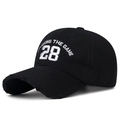 Casquette noire avec broderie 28 blanche et visière usée au style sportif - Réglable / Noir