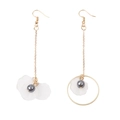 Détail de boucles d'oreilles asymétriques avec pétales blancs, perles et anneau doré - E958-1 Or - Pétale Asymétrique Perle