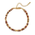 Makroaufnahme der böhmischen Naturstein-Perlenarmband mit goldenen Trennelementen und Verschluss - Braun