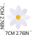 Detalle de parche bordado de flor blanca de 7cm por 7cm mostrado sobre fondo neutro - US 1
