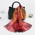 Foulard en soie mousseline orange à motif botanique noué sur un sac à main - 150cm / Rouge