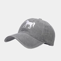 Détail de la broderie de cheval et du coton lavé sur cette casquette de baseball grise - Réglable / Gris