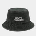 Détail de la broderie blanche sur le chapeau bob en denim délavé gris anthracite - M (56-58cm) / Vert Militaire