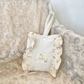 Sac à main matelassé beige avec volants floraux et étiquette de marque Sozakka - Beige à Motif Floral Sergé