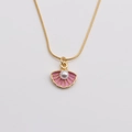 Rosafarbener Emaille-Muschelanhänger mit weißer Perle an goldener Halskette - Rosa