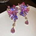 Dettaglio dei orecchini a petalo sfumato viola con cristalli a goccia pendenti - Silver Earring Post - Viola