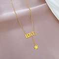 Gedetailleerde weergave van de gouden LOVE-hanger met ster aan een fijne schakelketting - Goud