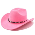 Détail du chapeau de cowboy en daim rose avec ruban ethnique perlé et breloques - M (56-58cm) / Magenta