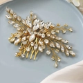 Detalle de peineta dorada para novia con cristales brillantes en diseño floral - Dorado