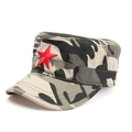 Détail de l'étoile rouge brodée et du motif camouflage sur une casquette militaire plate - Étoile à Cinq Branches - Camouflage