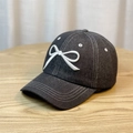 Dettaglio del ricamo a fiocco bianco 3D su cappello da baseball in denim grigio scuro - M (56-58cm) / Nero