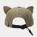 Detail der khakifarbenen Mütze mit Katzenohren sowie verstellbarem Riemen und Schnallenverschluss - Verstellbar / Khaki