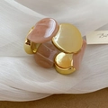 Détails de la résine marbre rose et des maillons dorés sur le bracelet extensible - Rose