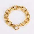 Detalle de una pulsera de cadena de eslabones dorados de 12 mm con un cierre de barra T - Pulsera de Oro