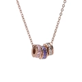 Dettaglio della collana in oro rosa con tre anelli rotanti e cristalli colorati misti - M201 Collana Oro Rosa