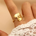 Künstlerischer goldener verstellbarer Ring mit abstraktem Gesichtsdesign am Finger - Abstraktes Gesichtsmodellierung Stil / Mattgold (10373)