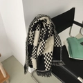 Sciarpa classica in cashmere a scacchi bianchi e neri con frange su una sedia in metallo - 195x70cm / Scacchiera Nero/Bianco