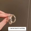 Pendientes de aro en C dorados con piedra ojo de gato y diamantes en dedos - Pin de Plata-Pendientes de Aro Pequeños