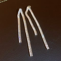 Dettaglio di orecchini pendenti vintage dorati con cristalli rettangolari brillanti - Stile Pendente Taglio Baguette (13#)