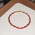 Vista macro de pulsera tenis bañada en oro 18k con rubíes rojos rectangulares - Oro-Circón Rectangular Rojo